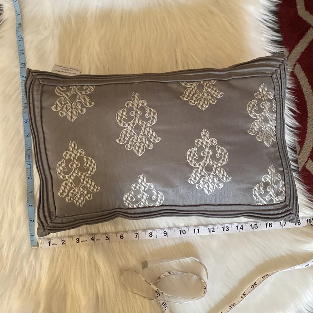 4 Elegant Decorative Pillow Set in Gray/silver and Brown